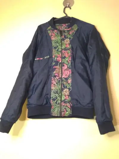 Chaqueta bomber floral para mujer - miniatura 4