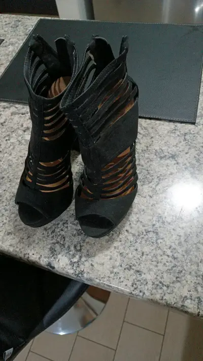 Botines de tacón alto negros con diseño calado - miniatura 1