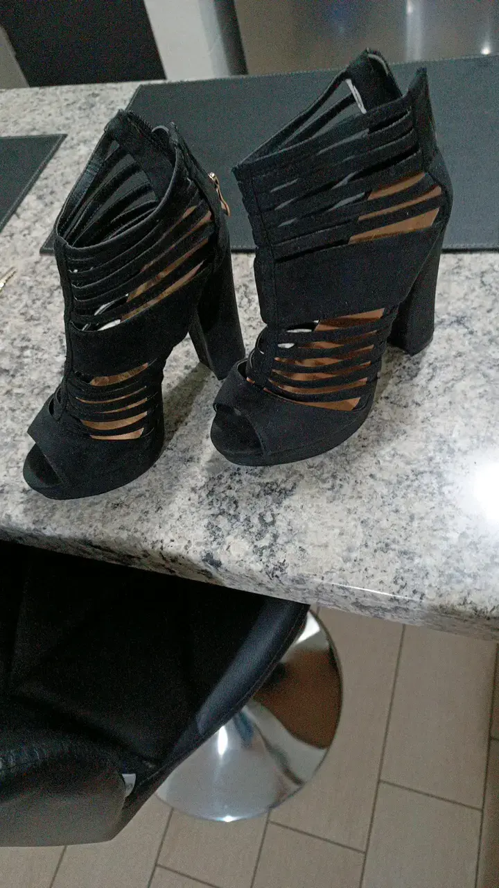 Botines de tacón alto negros con diseño calado - 2