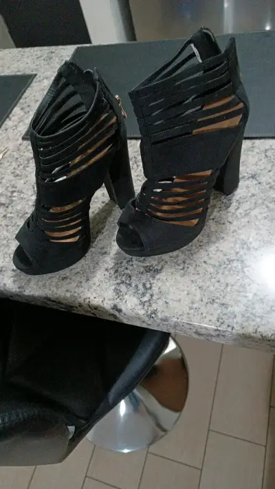 Botines de tacón alto negros con diseño calado - miniatura 2