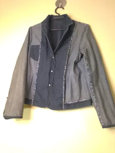 Chaqueta de mezclilla para mujer en buen estado - miniatura 3