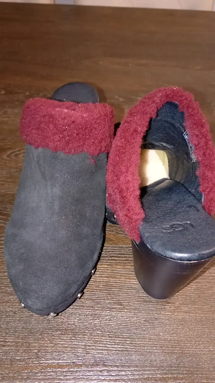 Zuecos UGG de cuero negro con forro burdeos - 1
