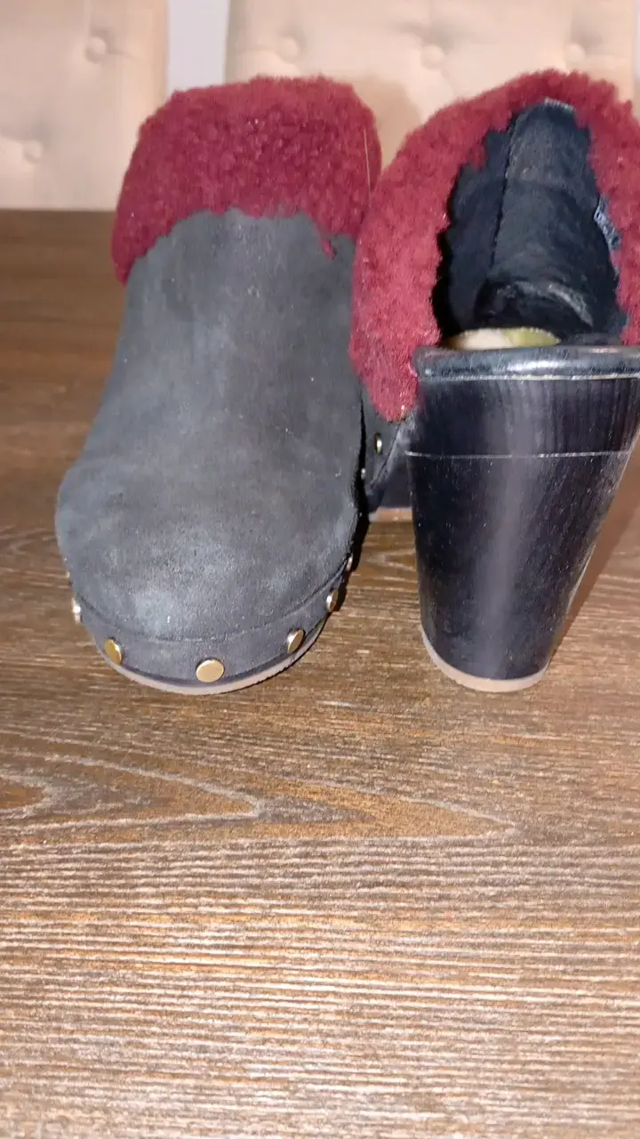 Zuecos UGG de cuero negro con forro burdeos - 2
