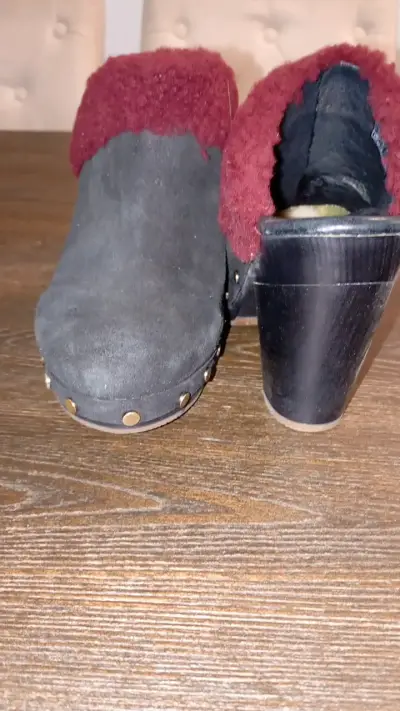 Zuecos UGG de cuero negro con forro burdeos - miniatura 2
