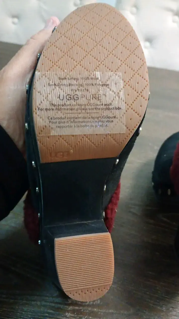 Zuecos UGG de cuero negro con forro burdeos - 3