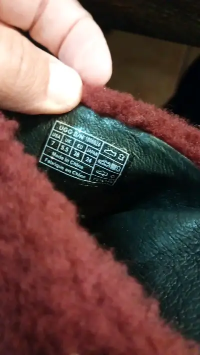 Zuecos UGG de cuero negro con forro burdeos - miniatura 4