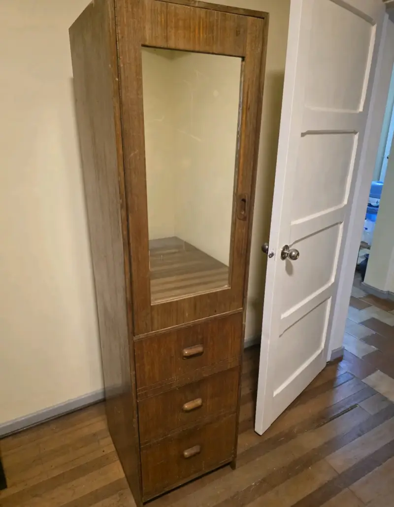 Armario de madera con espejo y cajones - 1