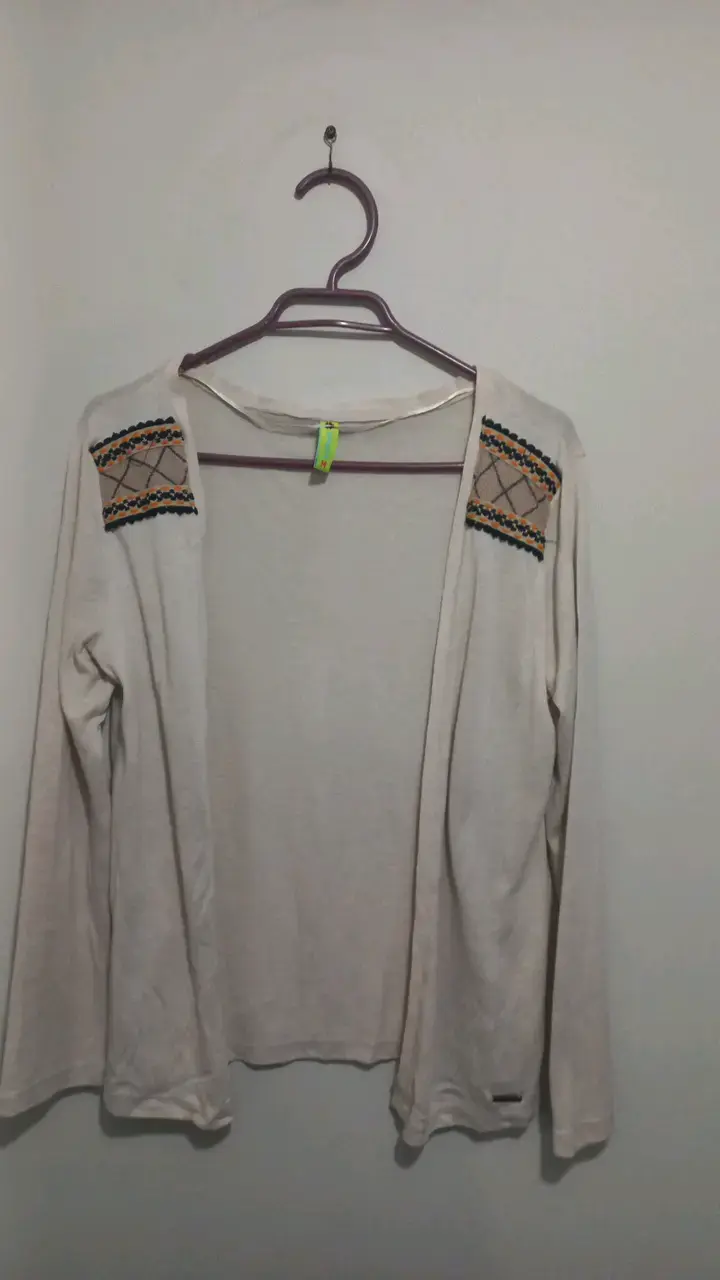 Tapadito beige con detalles bordados