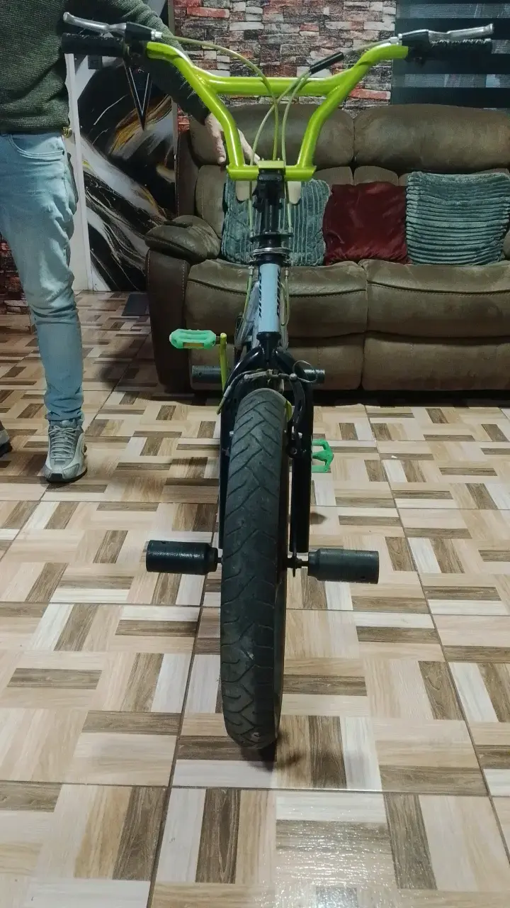 Bicicleta BMX verde y blanca en buen estado - 2