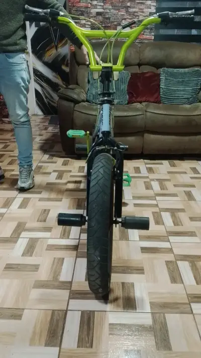 Bicicleta BMX verde y blanca en buen estado - miniatura 2