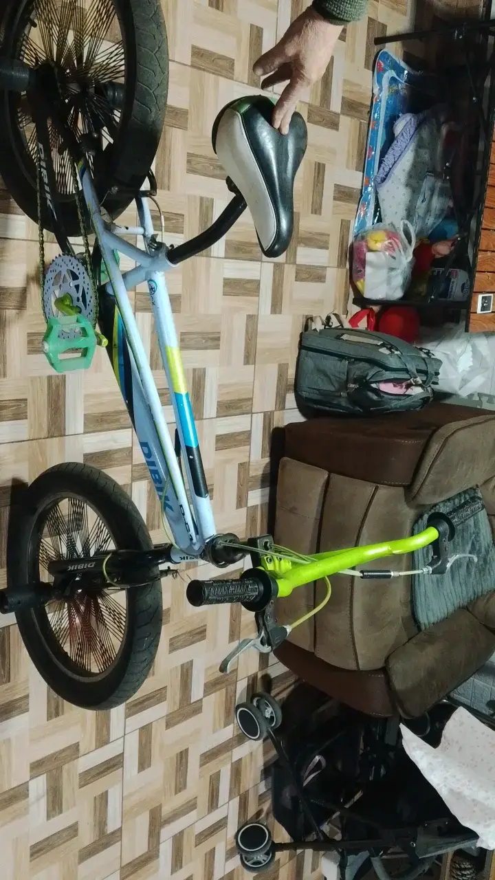 Bicicleta BMX verde y blanca en buen estado - 3