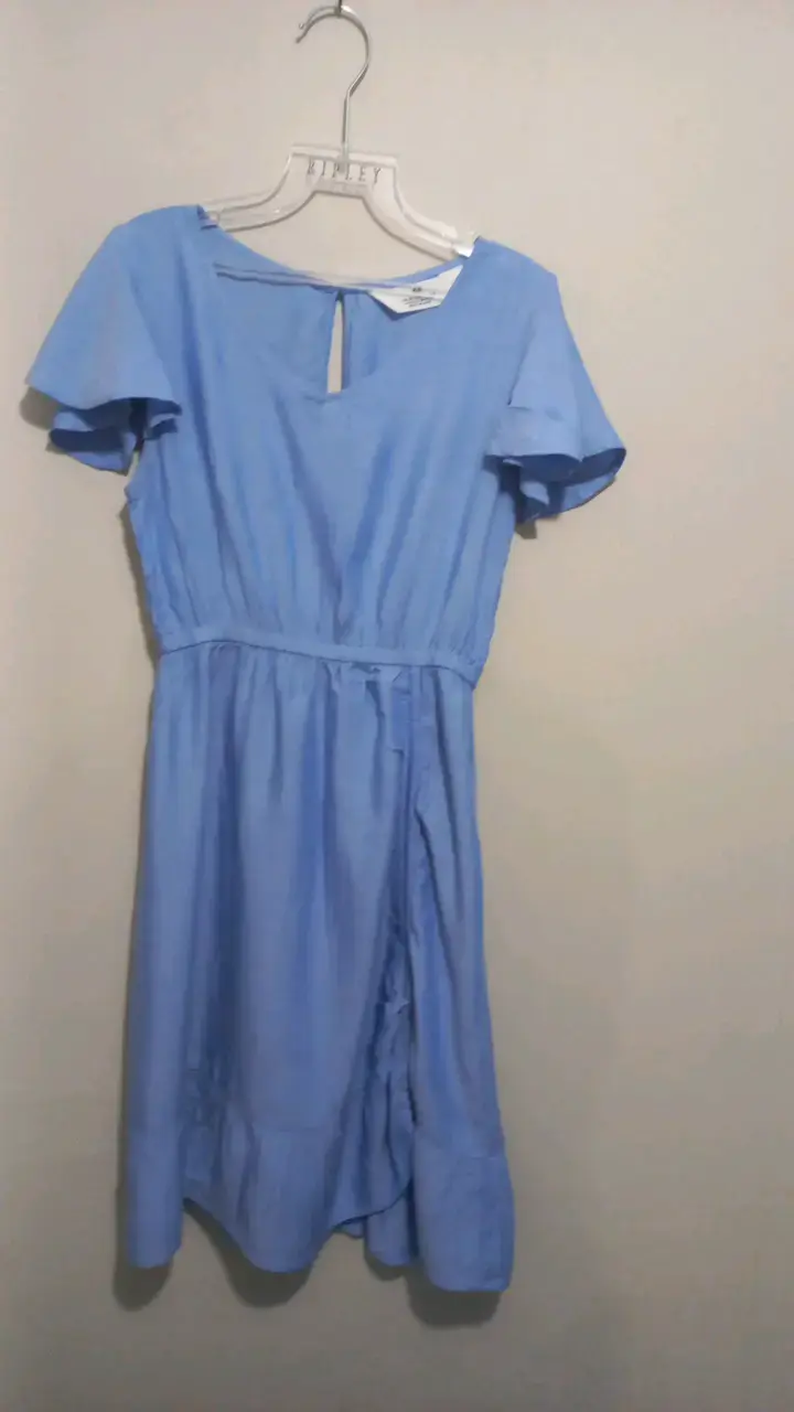 Vestido azul claro con mangas cortas para niña