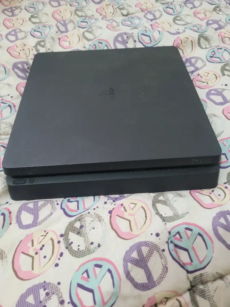 Consola PlayStation 4 con dos controles - 1