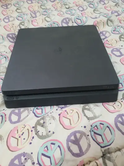Consola PlayStation 4 con dos controles - miniatura 1