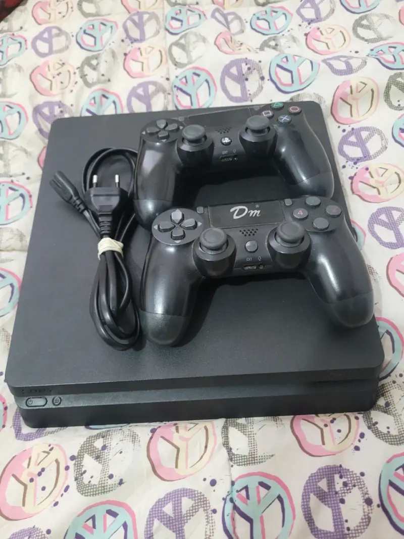 Consola PlayStation 4 con dos controles - 2