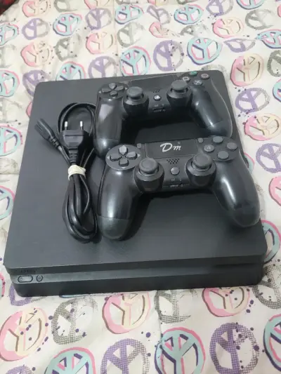 Consola PlayStation 4 con dos controles - miniatura 2