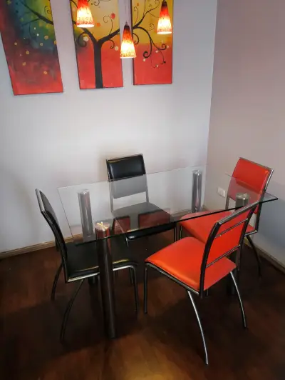 Juego de comedor de vidrio con sillas negras y rojas - miniatura 1