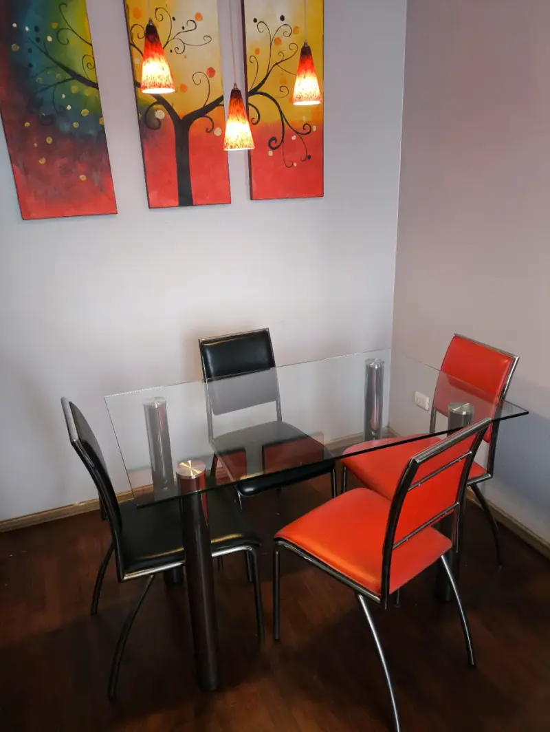 Juego de comedor de vidrio con sillas negras y rojas - 2