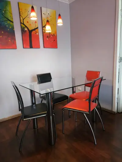 Juego de comedor de vidrio con sillas negras y rojas - miniatura 4