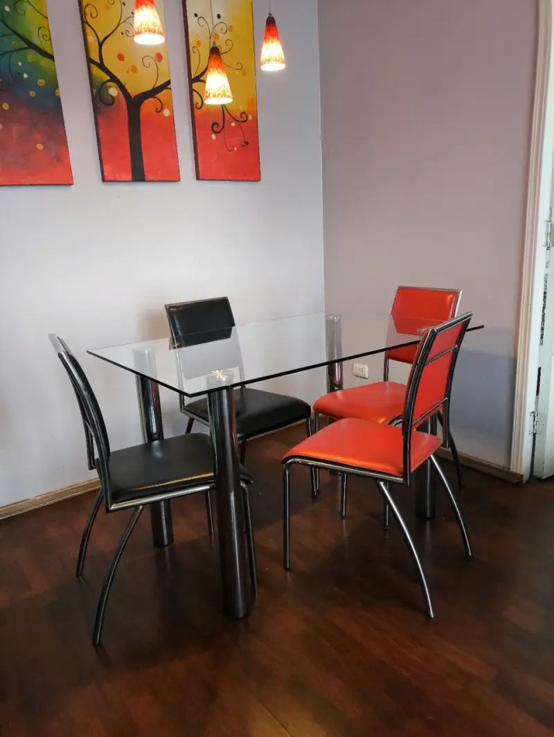 Juego de comedor de vidrio con sillas negras y rojas - 5