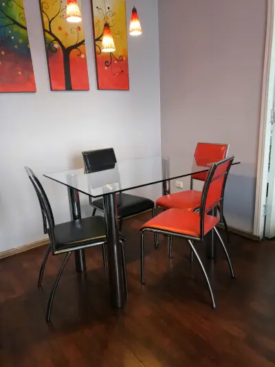 Juego de comedor de vidrio con sillas negras y rojas - miniatura 5