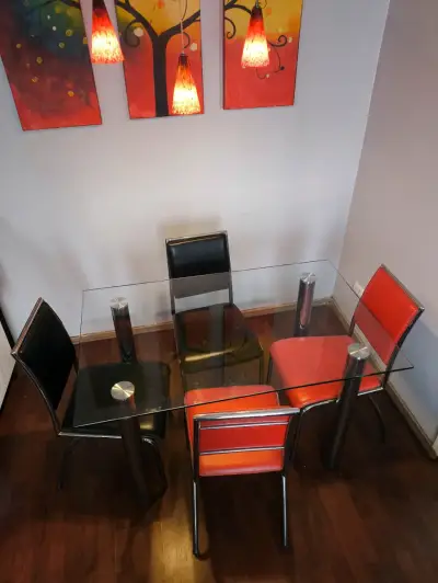 Juego de comedor de vidrio con sillas negras y rojas - miniatura 6