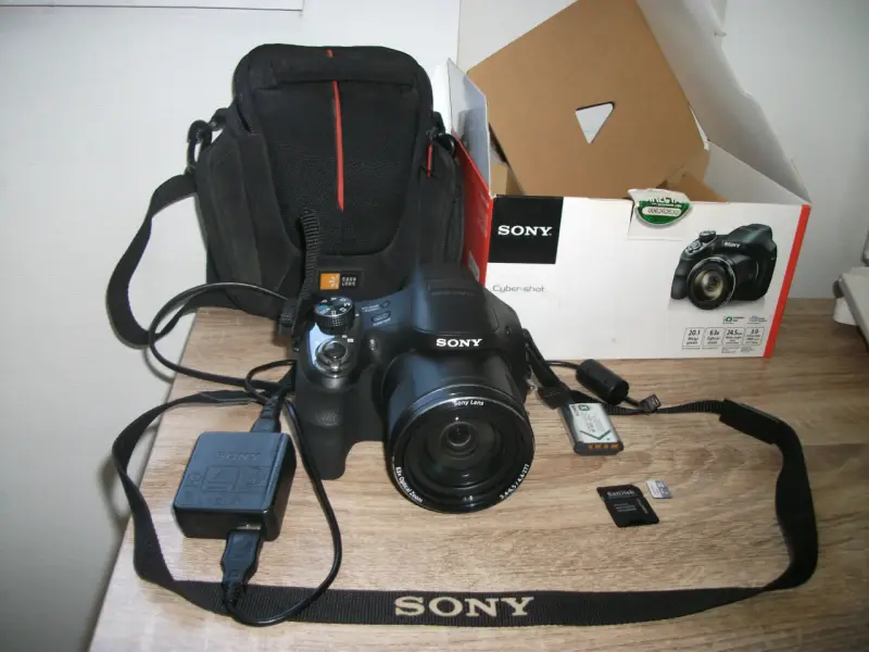 Cámara Sony Cyber-shot DSC-H400 con accesorios - 1