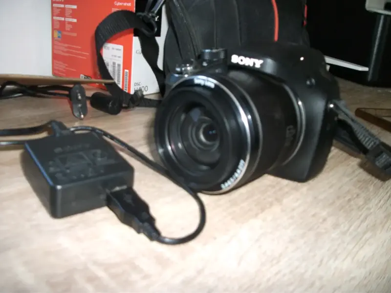 Cámara Sony Cyber-shot DSC-H400 con accesorios - 2