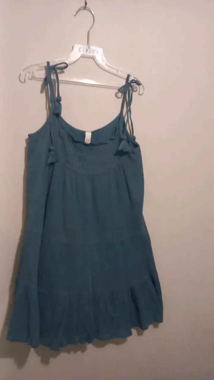 Vestido azul con tirantes ajustables