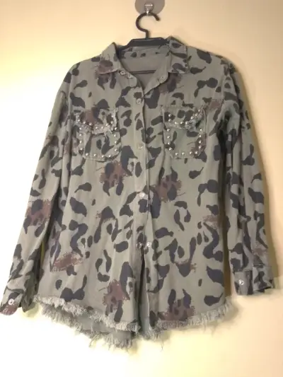 Chaqueta de mezclilla camuflada con tachuelas - miniatura 1