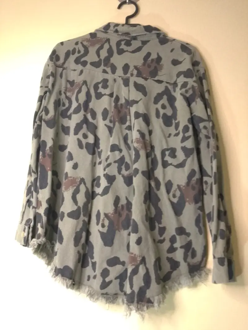 Chaqueta de mezclilla camuflada con tachuelas - 2