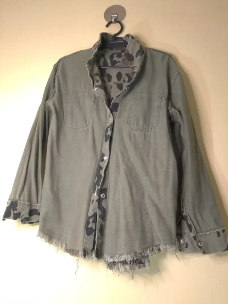 Chaqueta de mezclilla camuflada con tachuelas - 3