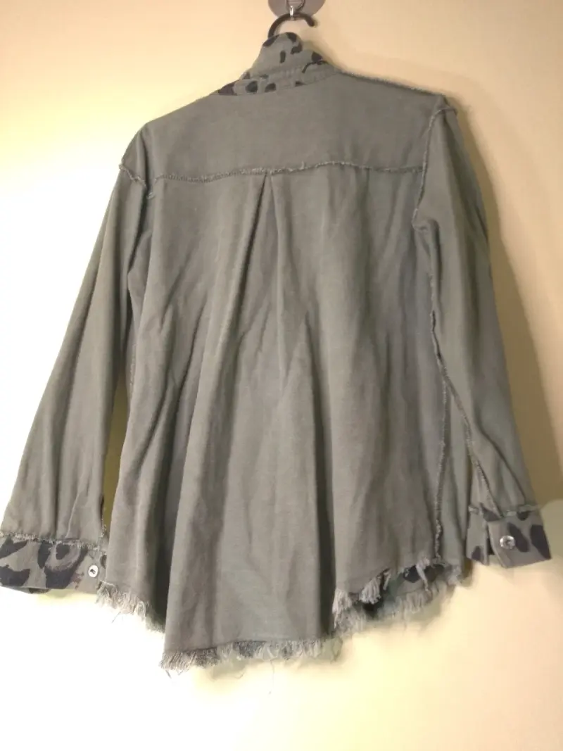 Chaqueta de mezclilla camuflada con tachuelas - 4