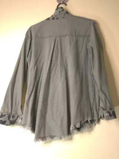 Chaqueta de mezclilla camuflada con tachuelas - miniatura 4