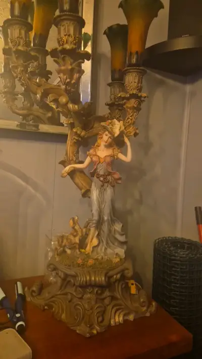 Lámpara de mesa vintage con figura decorativa - miniatura 1