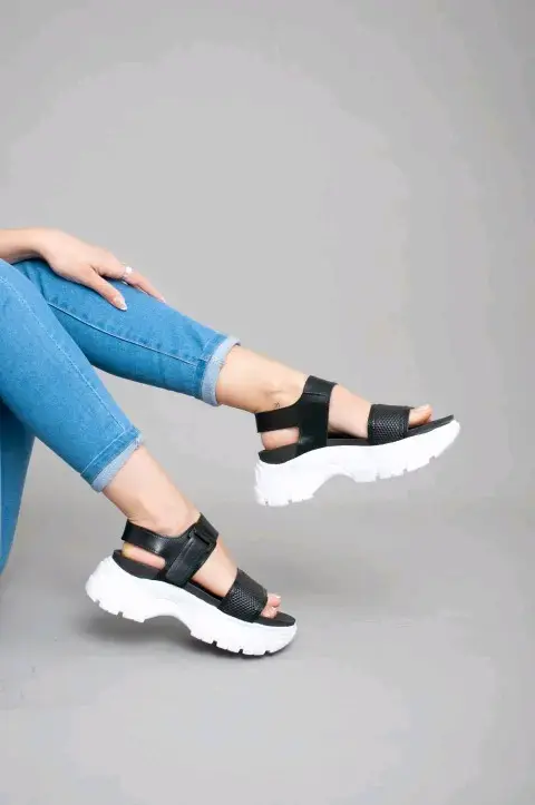 Sandalias negras con plataforma blanca para mujer