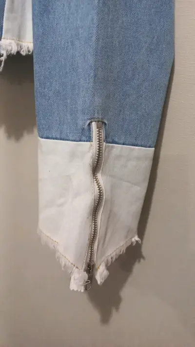 Chaqueta de mezclilla con diseño desgastado - miniatura 2