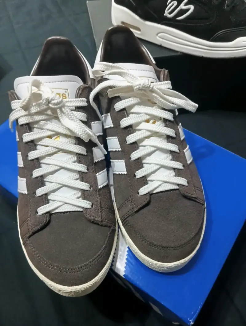 Zapatillas deportivas Adidas marrón y blanco - 1
