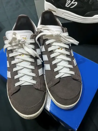 Zapatillas deportivas Adidas marrón y blanco - miniatura 1