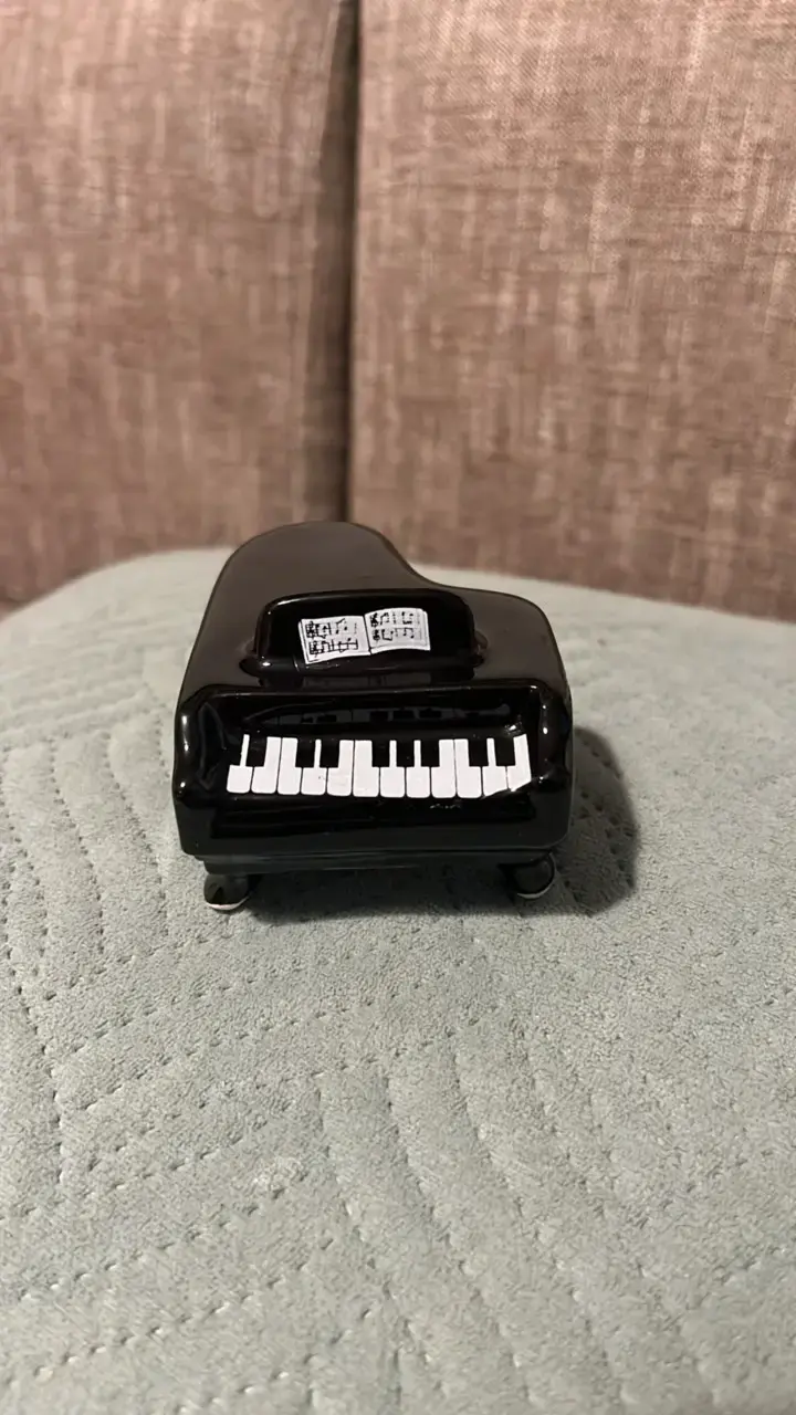 Mini piano de cerámica decorativo/salero negro - 1