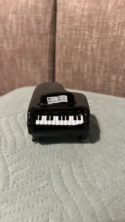 Mini piano de cerámica decorativo/salero negro - miniatura 1