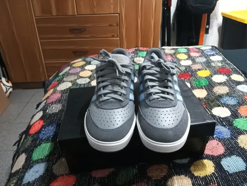 Zapatillas deportivas grises con detalles azules - 1
