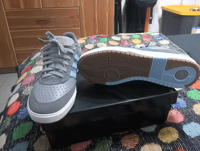 Zapatillas deportivas grises con detalles azules - 2