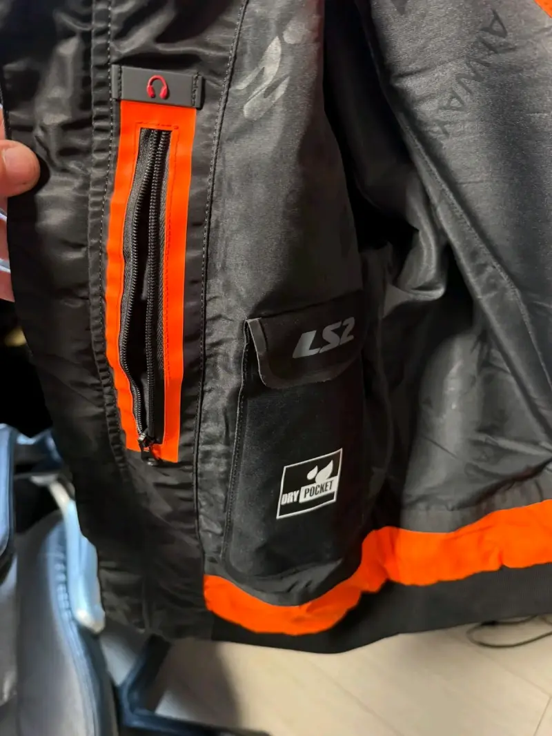 Chaqueta bomber negra LS2 con detalles naranjas - 3