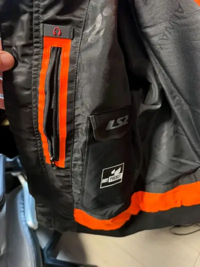 Chaqueta bomber negra LS2 con detalles naranjas - miniatura 3