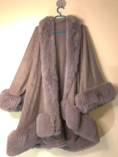 Capa de invierno con forro de piel sintética gris - miniatura 1