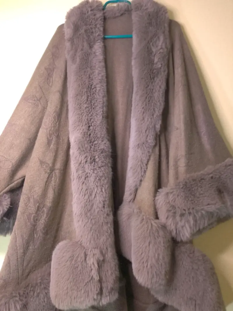 Capa de invierno con forro de piel sintética gris - 2