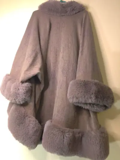 Capa de invierno con forro de piel sintética gris - miniatura 3