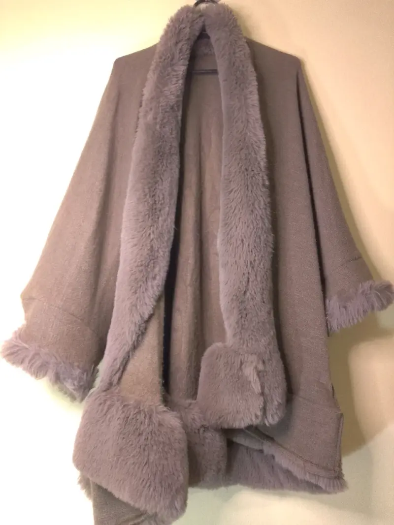 Capa de invierno con forro de piel sintética gris - 4
