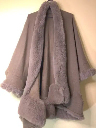 Capa de invierno con forro de piel sintética gris - miniatura 4